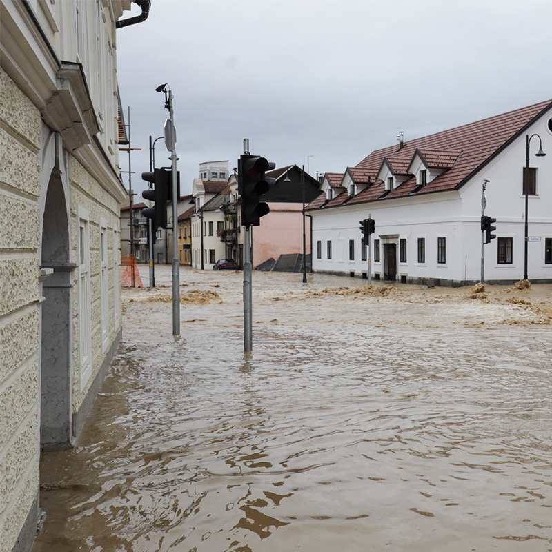 zaplavena ulica s domami