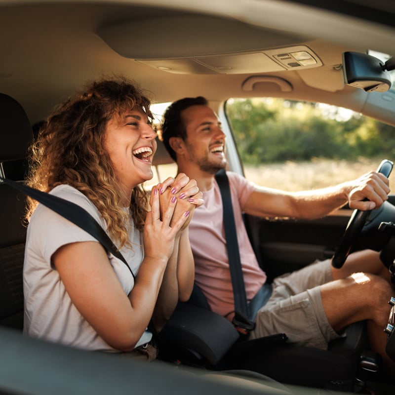 stastni par muz a zena v aute