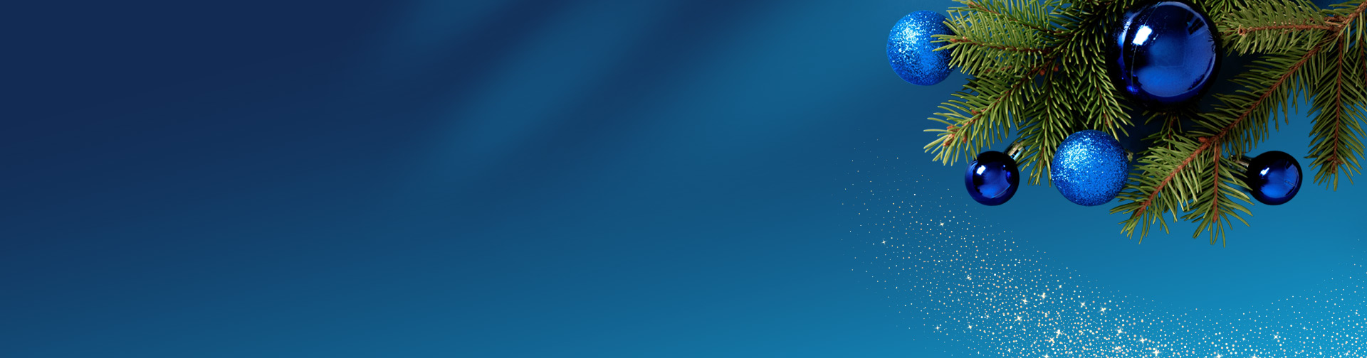Modré vianočné ozdoby visiace z ihličnatej vetvy na modrom pozadí. Spodnú časť dopĺňa jemný efekt zlatých trblietok.