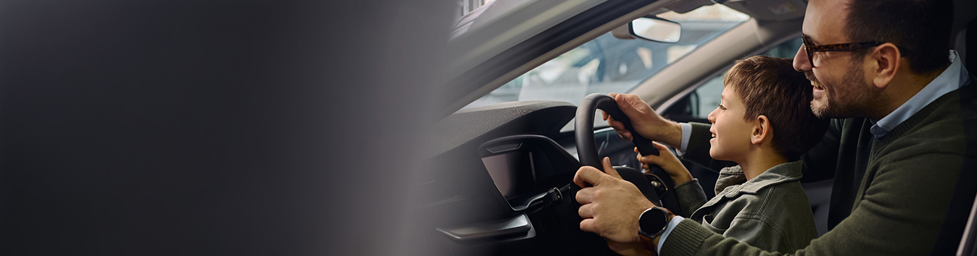 Otec so synom si skúšajú nové auto