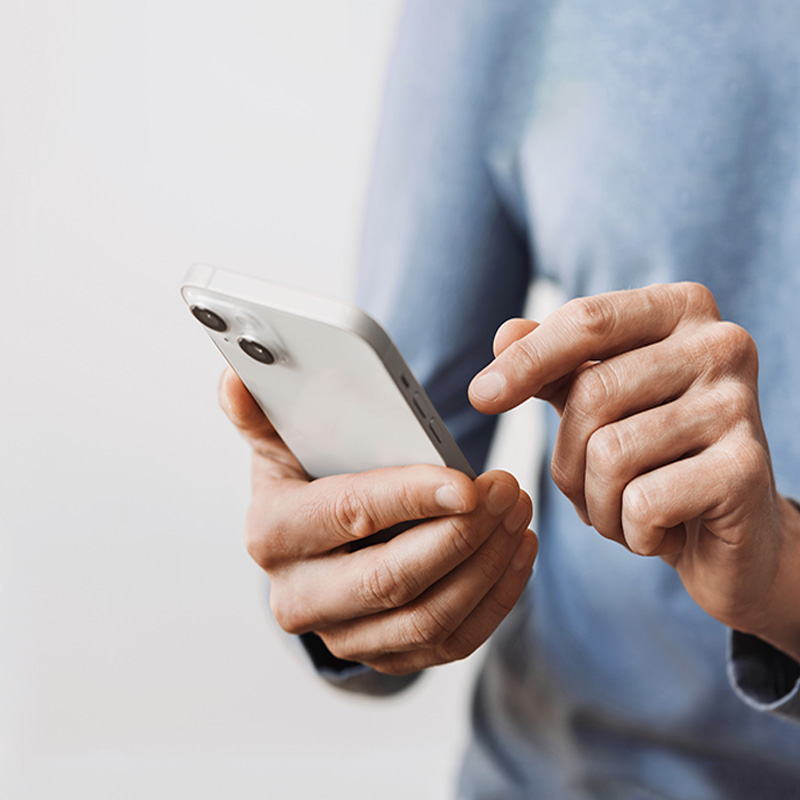 osoba pozerajúca sa do mobilu