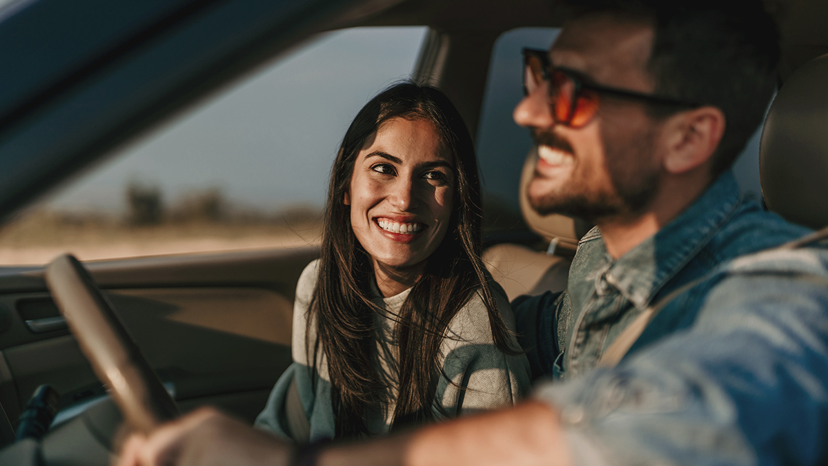 muz a zena v aute, muz soferuje