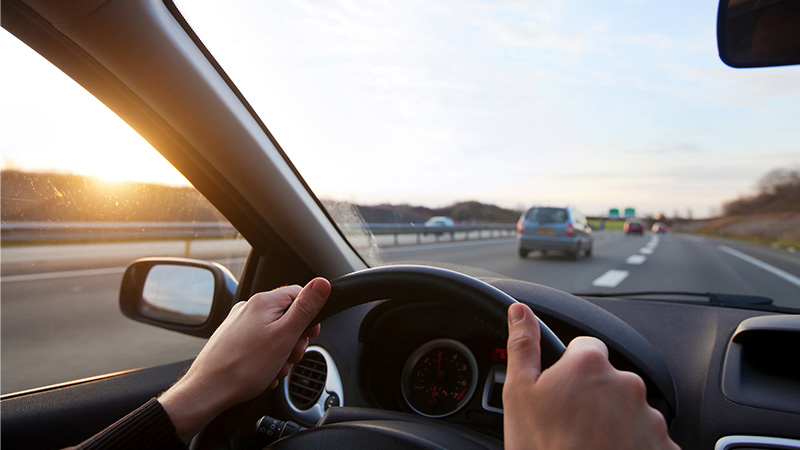 ženské ruky na volante