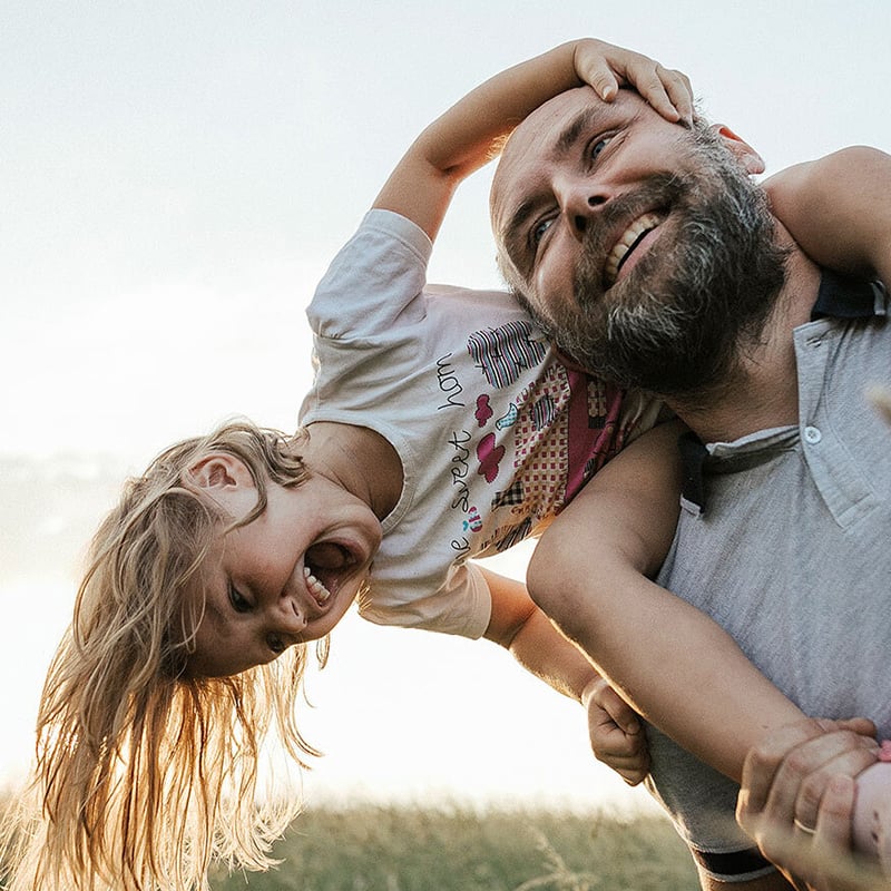 dieťa s otcom, dieťa sedí otcovi na pleciach