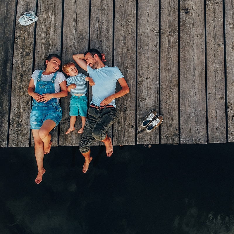 žena, muž a dieťa ležiaci na móle
