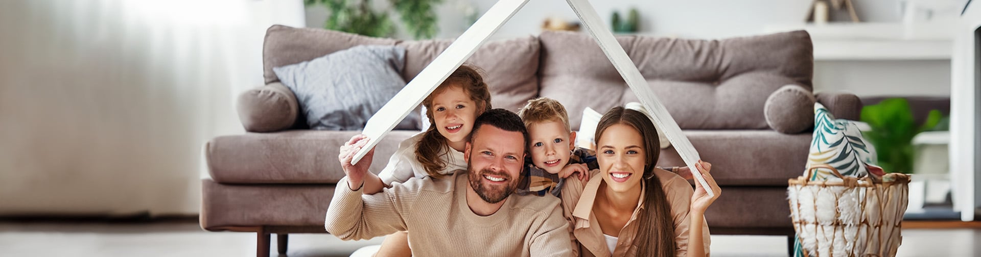 rodina doma lezi na zemi