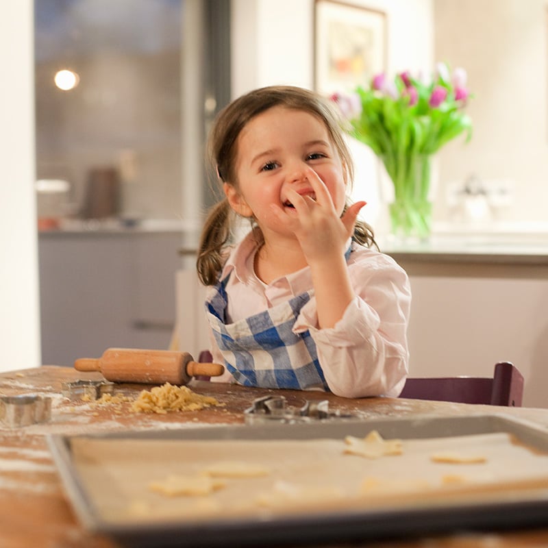 dievcatko v kuchyni pomaha piect kolace