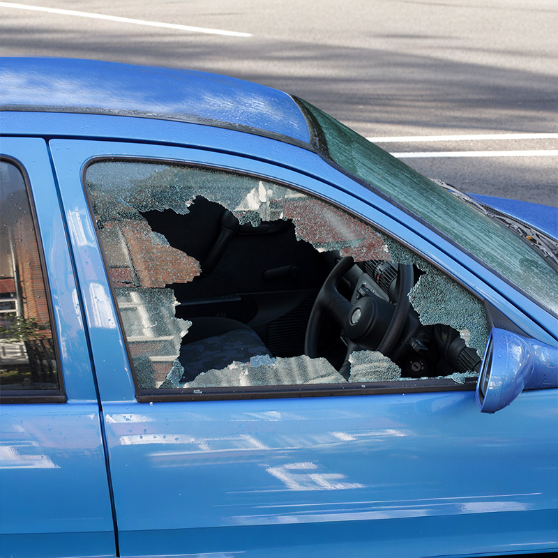 rozbité okno na aute