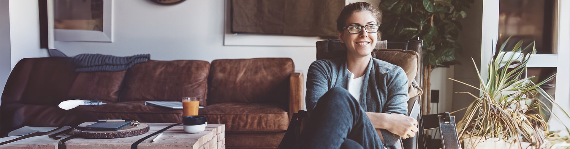 zena sedi v kresle a pozera sa smerom doprava, nachadza sa v obyvacke