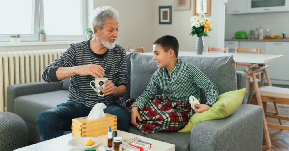 Starý otec mieša čaj pre chorého syna.